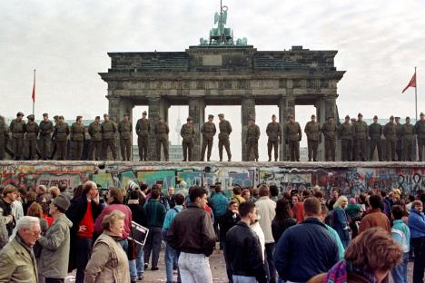 reuters-stringer-file-berlin-wall.jpg