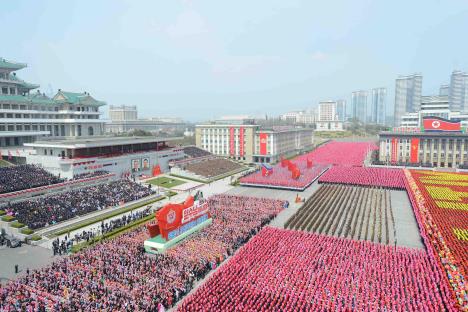 reuters-kcna-severna-koreja-parada.jpg