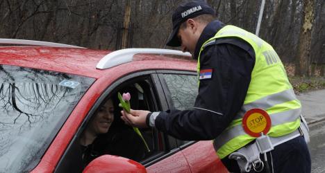 saobracajci-zene-vozaci-poklon-cvece-foto-mup-2.jpg