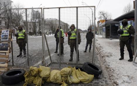 policija-blokira-glasanje-na-ruskim-izborima-u-kijevu.jpg