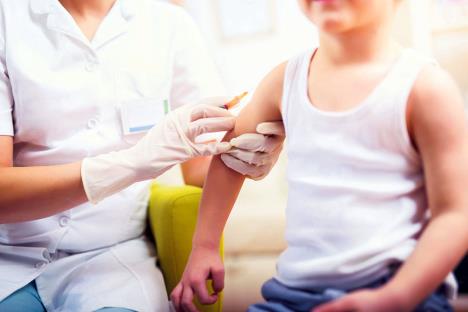 stockphotopediatricianmakesvaccinationtosmallboy542046412.jpg