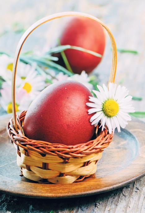 stockphotohandpaintedredeasteregganddaisyflowercloseupinrusticwoodenbasketeasterstilllife1041326695.jpg