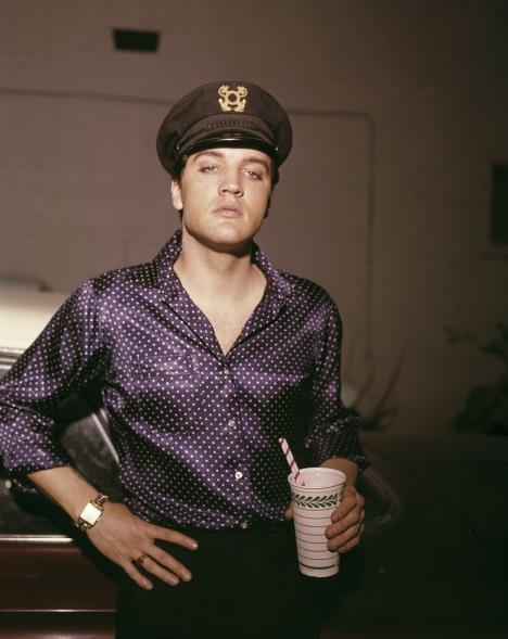 Elvis Prisli u ljubičastoj košulji na bele tufne sa kapom na glavi