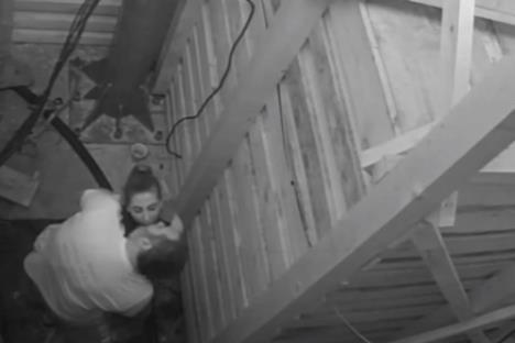 Porno soradi va eshak ichiga barmoq itarib