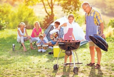 glavna-stockphotofamilygrillingbarbecueoncamping630473315.jpg