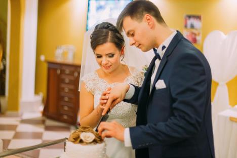 Mladenci seku svadbenu tortu