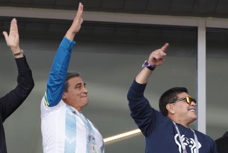 maradona-2-ap01.jpg