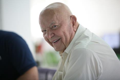 Den Tana u beloj majici se smeje