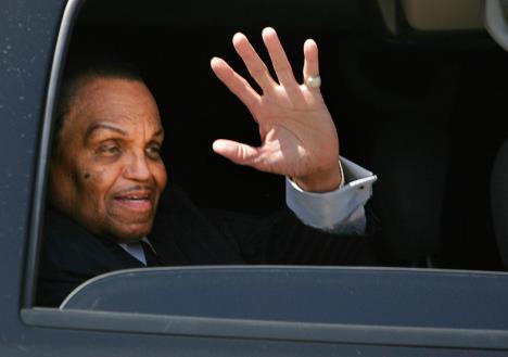 Džo Džekson maše iz kola kroz spušten prozor