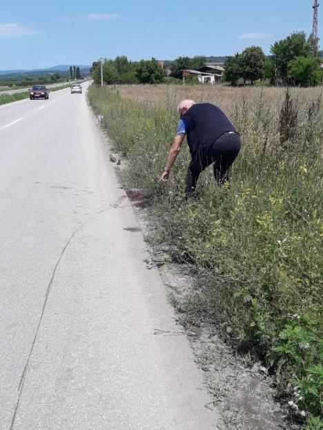 neki-deda-pokazuje-krvavo-mesto-tragedije.jpg