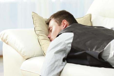 spavajte-stockphototiredbusinessmansleepinglyingonacouchafterworkathome454457437.jpg