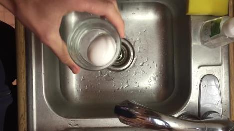 v_how-to-quickly-peel-a-boiled-egg-in-a-glass-of-water_15332964641.jpg