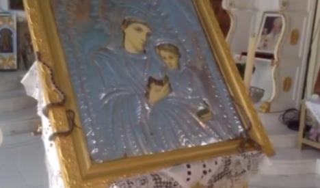 Zmije na ikoni Bogorodice u crkvi na Kefaloniji