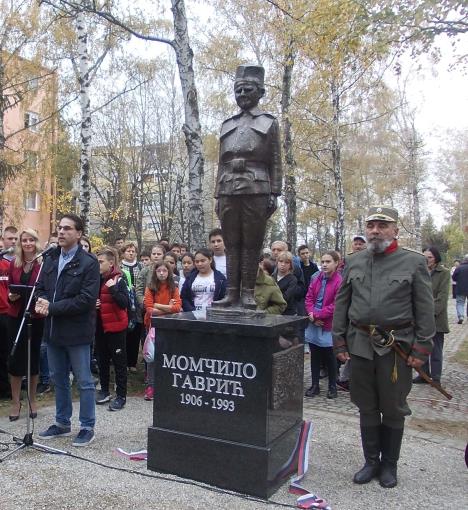 loznica--momccilo-kraj-dedinog-spomenika.jpg