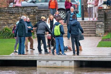 stockphotostratfordwarwickshireenglandthmarchgoodfridaybankholidayfightinshakespearesstratford1058068721.jpg