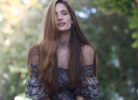 Marija Bergam pozira u cvetnoj haljini