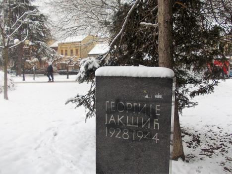 loznica--obezglavljen-postament.jpg