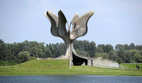 Spomenik na mestu nekadašnjeg logora Jasenovac gde je pobijeno više stotina hiljada Srba