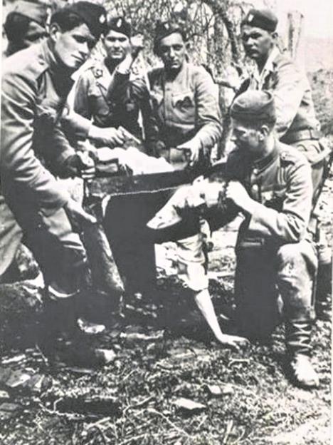 Ustaše testerišu glavu Srbinu