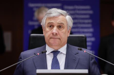 Šef italijanske diplomatije Antonio Tajani za govornicom