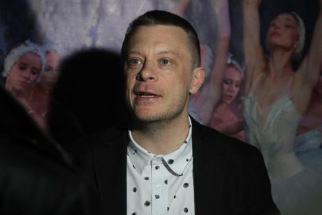 Matija Dedić u sakou i beloj košulji na crne tufne