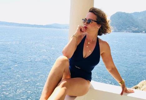 Vera Ora u crnom jednodelnom kupaćem kostimu