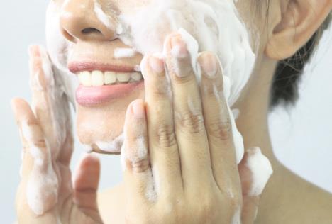 stockphotocloseupasianwomansmileandwashingfacebymakebubblefacialfoamandcleansingherfaceskin1247057932.jpg