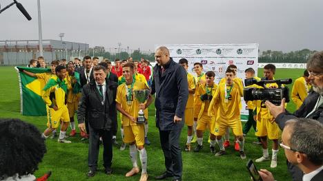 zeljko-tanaskovic-i-predstavnik-isf-stelios-daskalakis-urucuju-pobednicki-pehar-kapitenu-brazila--foto-ssss-s.kovacevic.jpg