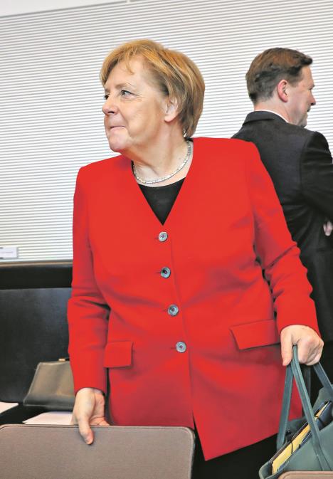 0204-epa-felipe-trueba-angela-merkel.jpg