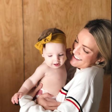 Mama drži bebu u naručju