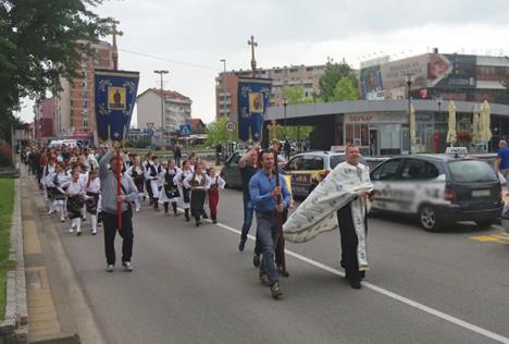 loznica--litija-kroz-centar-grada.jpg