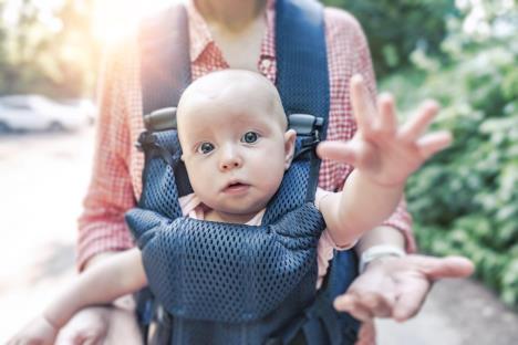 Mama nosi bebu u nosiljci