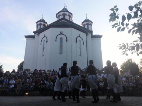 loznica--kolo-kod-crkve.jpg