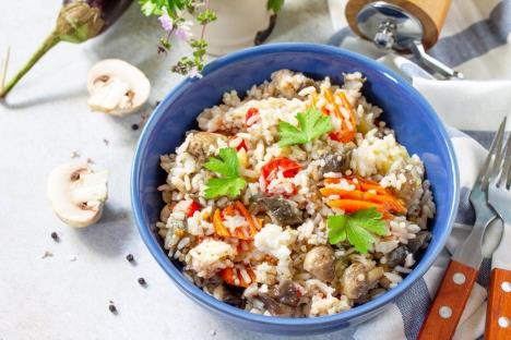 Rižoto i činiji na stolu