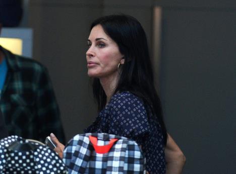 Kortni Koks u plavoj košulji na bele cvetiće