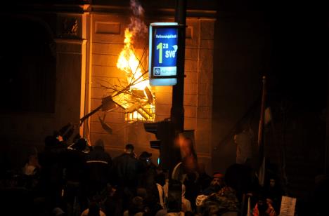 hronika-neredi-nakon-mirnog-protesta-kosovo-je-srbija.jpg