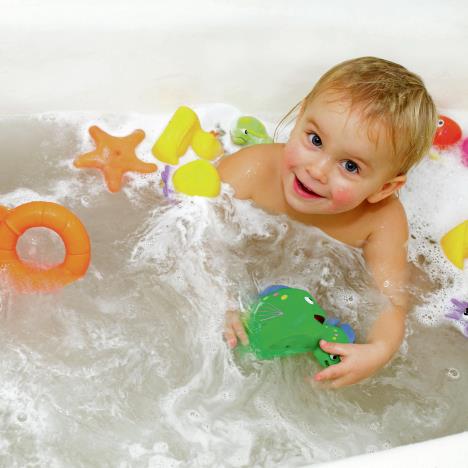 stockphotocutelittlegirlbathingwithtoys65253616.jpg