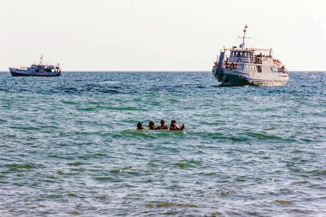 stockphotosochirussiaaugustpleasureboatsandyoungboysandgirlsswiminthesea1166959312.jpg