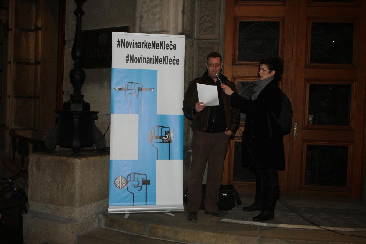protest-novinari-ne-klece-novinarineklece.jpg