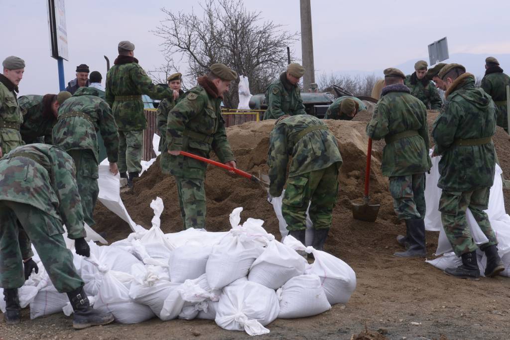 poplave-vojska-srbije-nasip-bedem-dzakovi-pesak.jpg