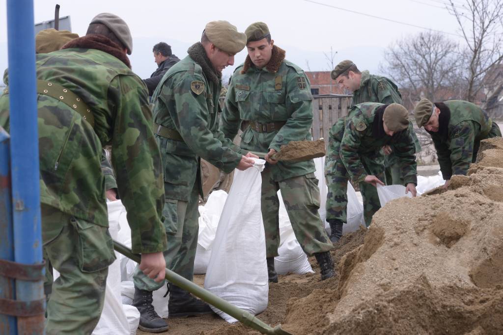 poplave-vojska-srbije-nasip-bedem-dzakovi-pesak.jpg