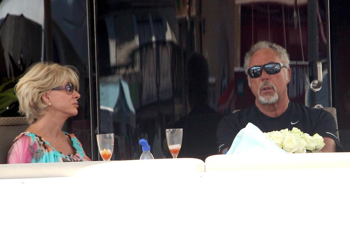 Tom Džons sa suprugom.jpg