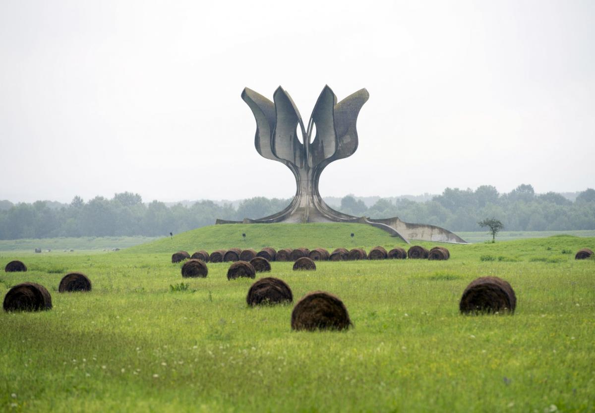 Spomenik na mestu nekadašnjeg logora Jasenovac gde je pobijeno više stotina hiljada Srba