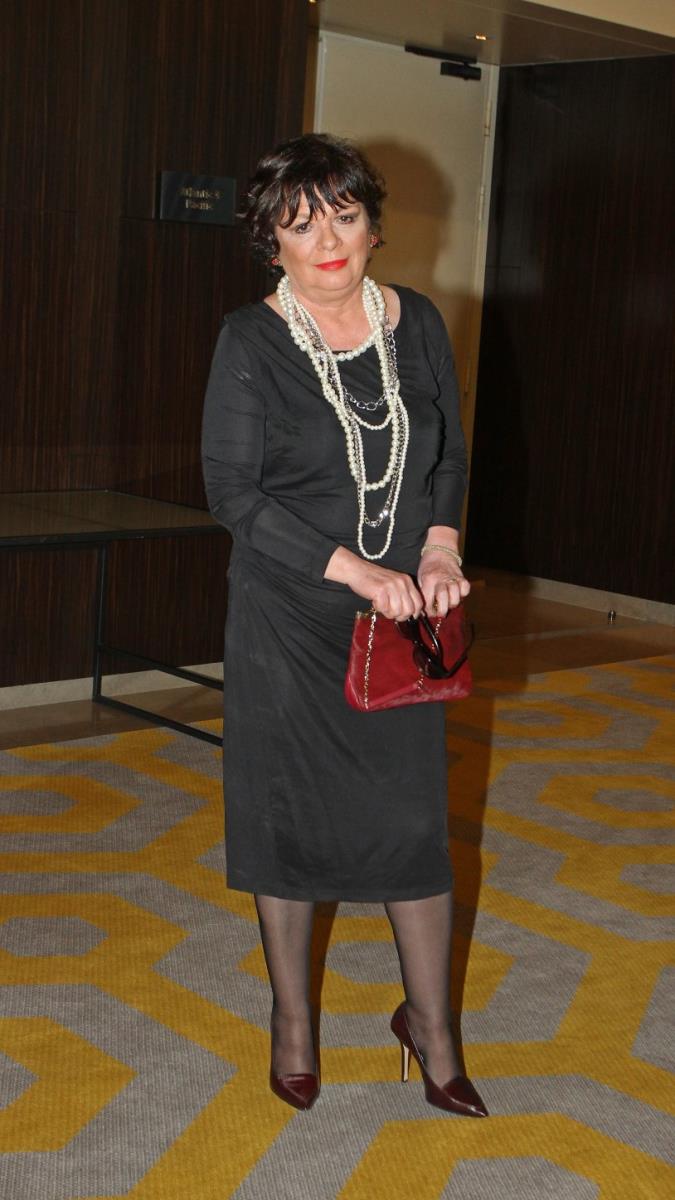 Jelica Sretenović u crnoj haljini sa belom bisernom ogrlicom