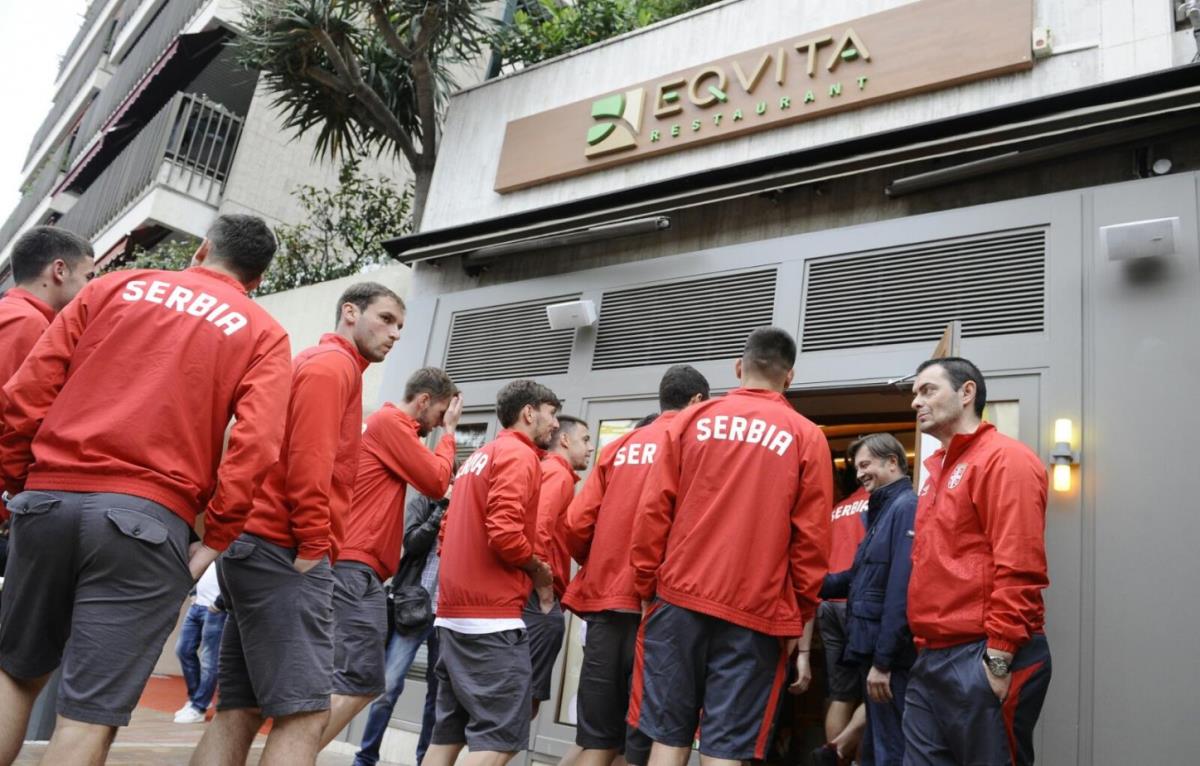 fudbaleri-srbije-u-restoranu-novaka-djokovica-u-monte.jpg