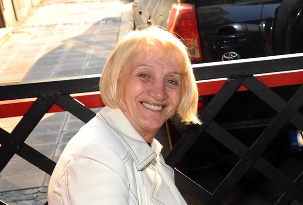 Milka Canić u beloj jakni, nasmejana