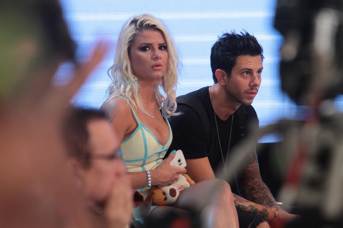 "SAD JE PRONAŠAO NEKU BABU, TROŠI NJENE PARE I VOZI NJEN AUTO" Pevačica o partneru koji joj je napravio pakao od života: Krade, preti, pljuje...