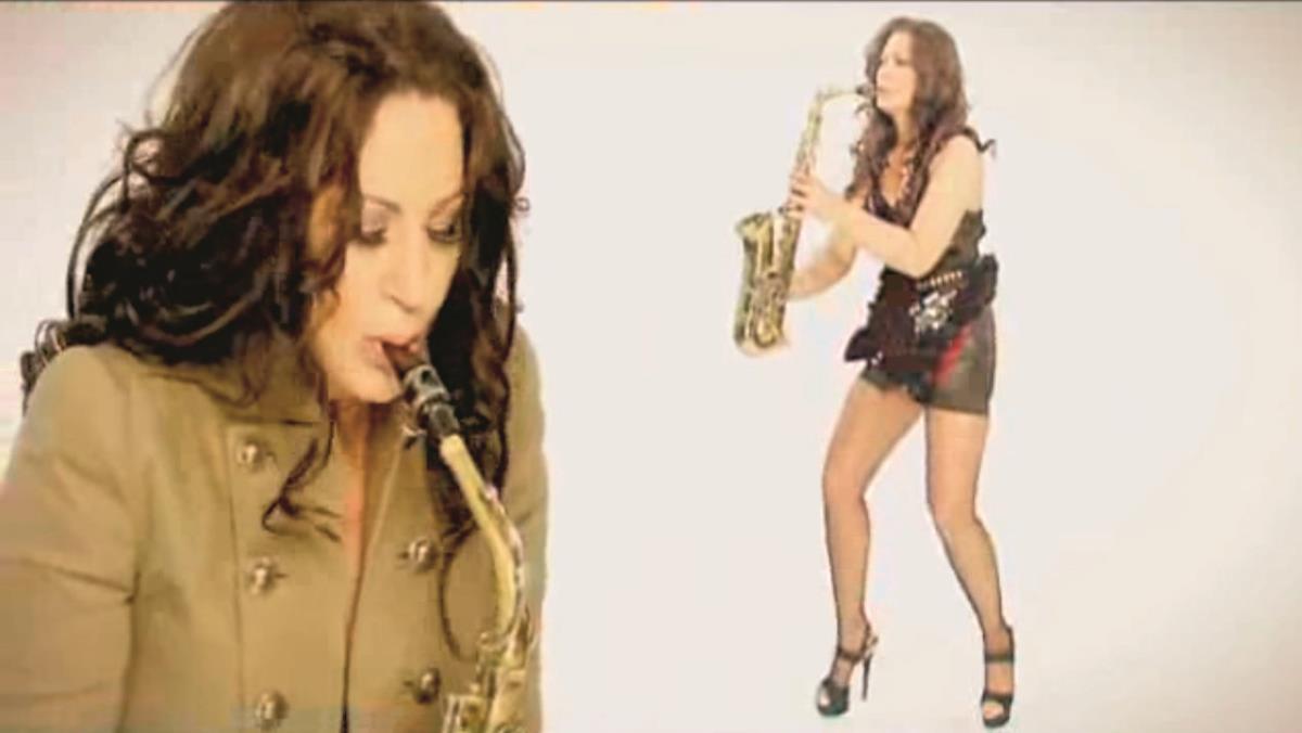 Stoja Novaković svira trubu