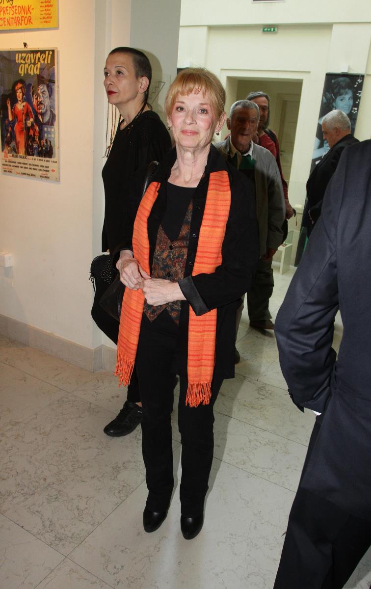 Zlata Numanagić u crnom kaputu sa narandžastim šalom