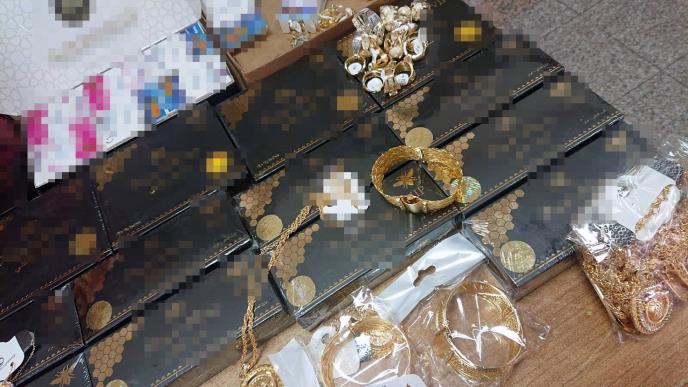 zaplenjena-sredstva-za-potenciju-i-bizuterija-gradina-08-02.jpg